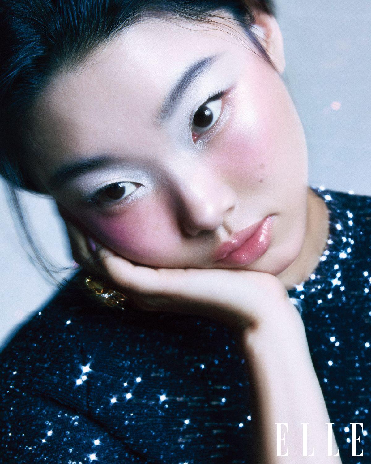 스팽글이 반짝이는 블랙 상의와 링은 모두 Dior.