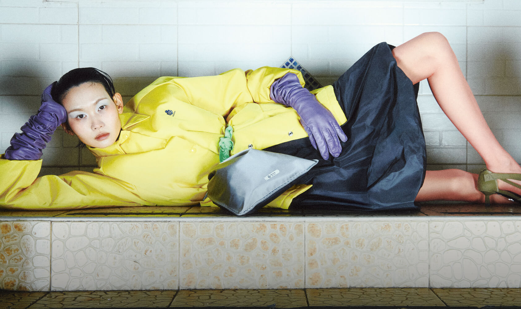 목욕탕에서도 떼놓지 못하는 프라다 가방과 스커트