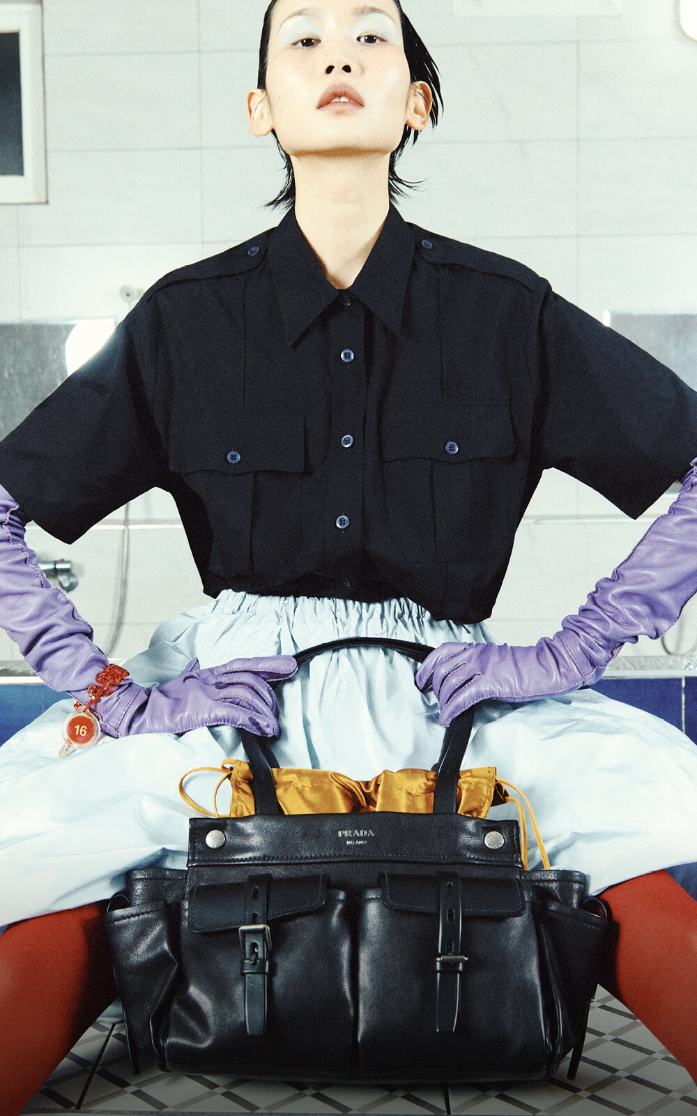 목욕탕에서도 떼놓지 못하는 프라다 가방과 스커트