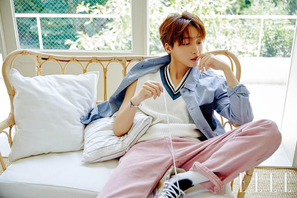  재킷은 Loewe by Matchesfashion. 니트 베스트는 Fred Perry. 팬츠는 Travel&trade;. 스니커즈는 Converse. 삭스와 브레이슬렛은 모두 스타일리스트 소장품.