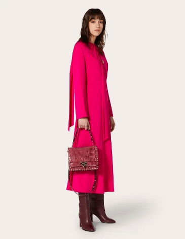 앞면에 긴 리본 디테일로 다채로운 연출이 가능한 드레스는 3백49만원, Valentino.