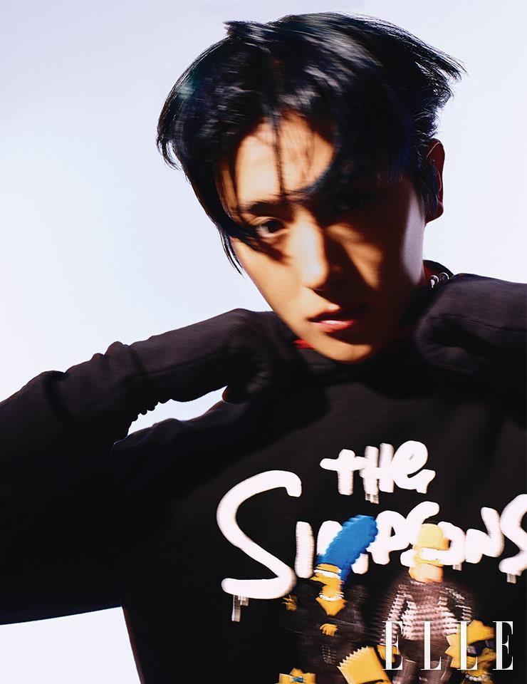 후디드 스웨트셔츠와 데님 팬츠, 글러브, 스카프, 벨트, 링은 모두 Balenciaga.