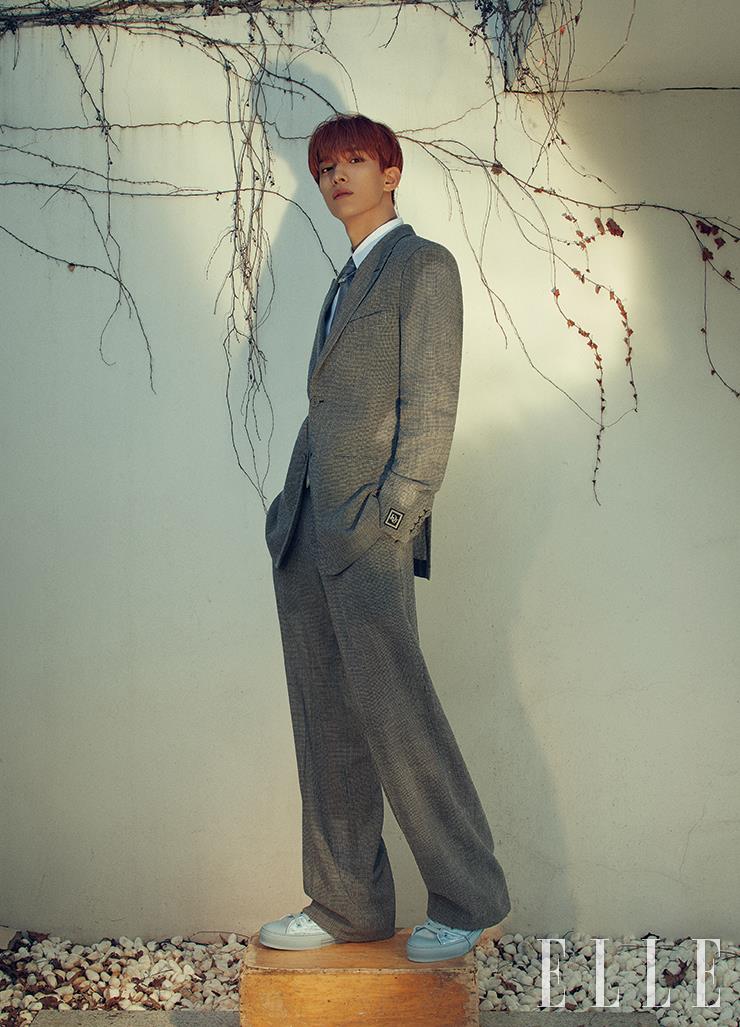 셔츠와 타이, 재킷, 팬츠, 스니커즈는 모두 Dior Men.