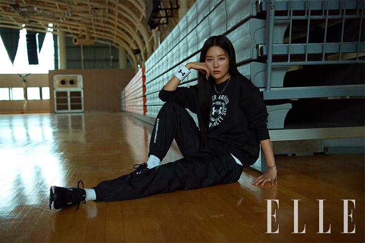 라이벌 플리스 크레스트 크루, UA RUSHTM 우븐 팬츠, 손목 아대는 모두 Under Armour.