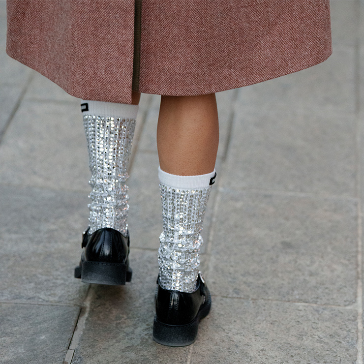 비즈 장식 양말을 매치한 남성 룩.