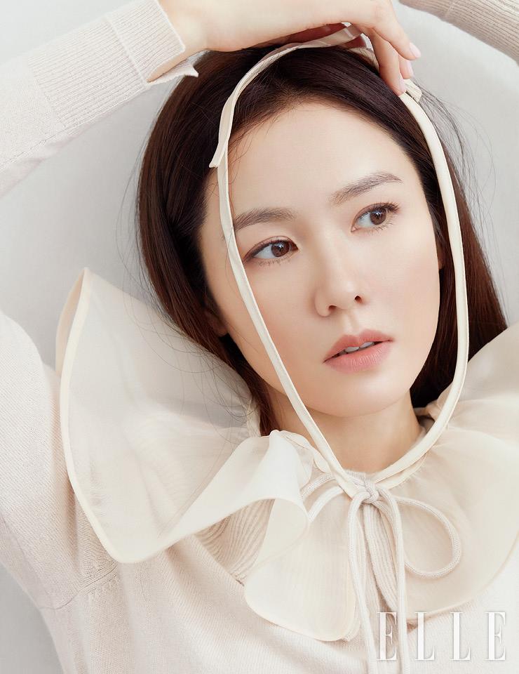 사랑스러운 프릴 칼라 디테일의 캐시미어 카디건과 그 위에 두른 오간자 칼라는 모두 BAU by Bride and You.
