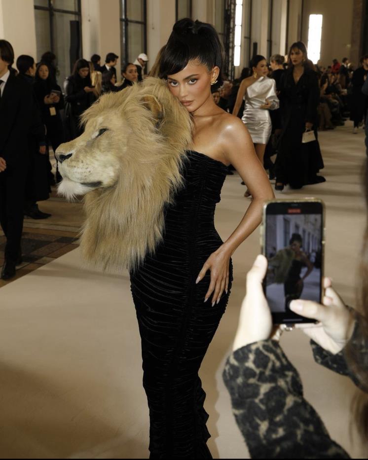 스키아파렐리의 2023 봄 여름 오뜨 꾸뛰르 컬렉션을 입은 카일리 제너. (@kyliejenner)