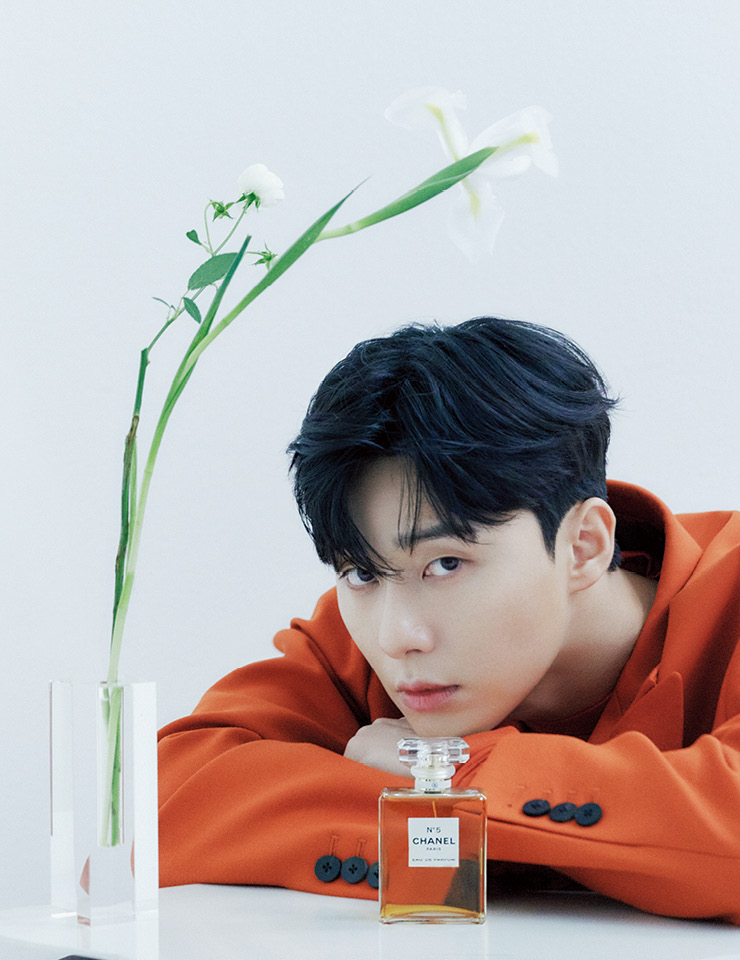 오렌지빛의 코트와 니트 톱은 모두 Wooyoungmi.