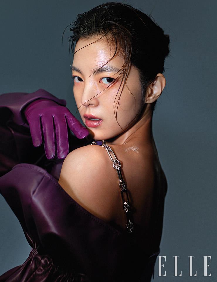 체인 디테일 라벤더 슬립 원피스는 Kimzisu. 퍼플 레더 롱 장갑은 스타일리스트 소장품.