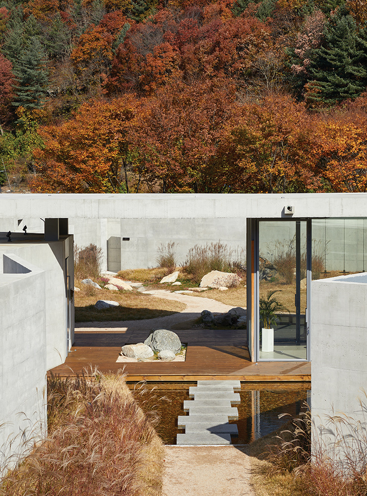 무주의 ‘서림연가’. 울창하고 키 큰 나무들과 수량이 풍부한 계곡, 뒤로 보이는 산까지 주변의 다양한 원경을 살리는 설계에 중점을 뒀다.