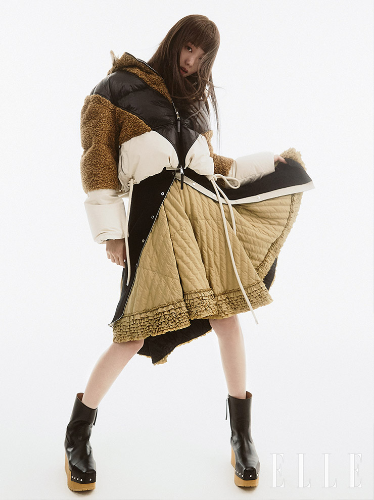 숏 패딩 점퍼와 풀스커트, 니트 드레스, 앵클 부츠는 모두 2 Moncler 1952.