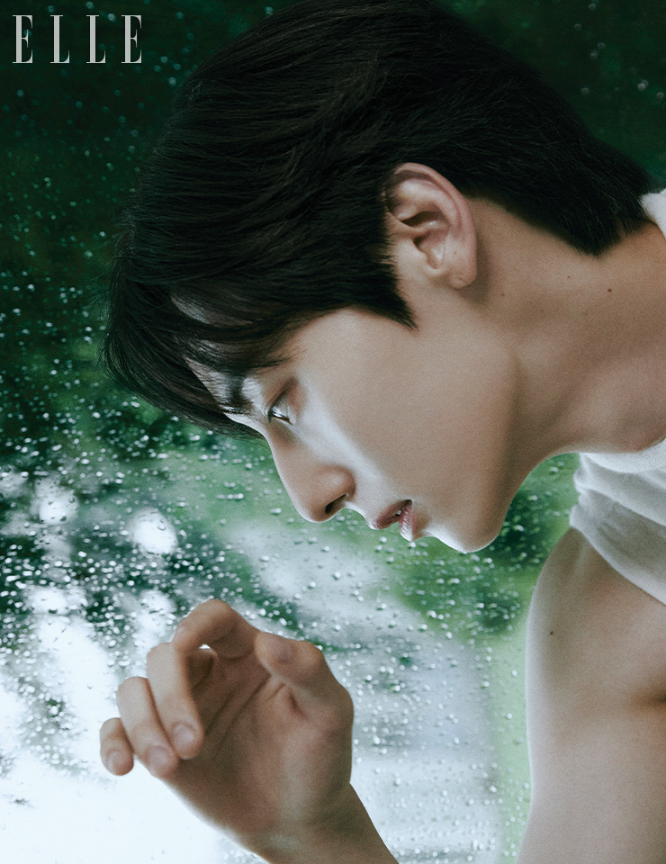 화이트 슬리브리스 니트 톱은 Dior Men. 