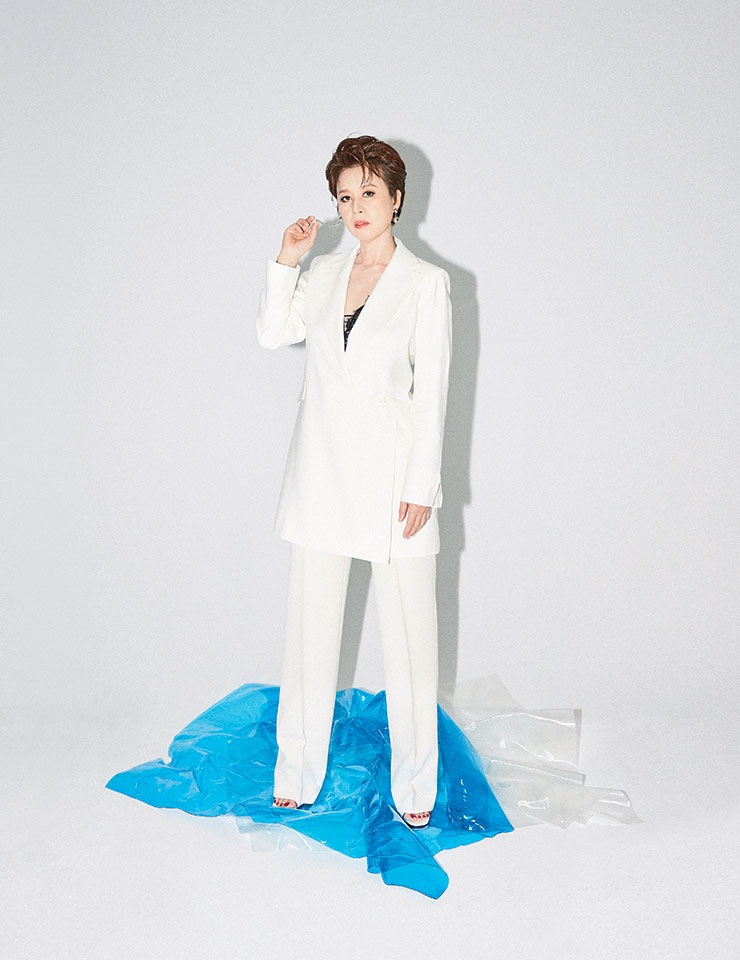 크림 컬러 블레이저 원피스와 스트레이트 팬츠는 모두 Zara.