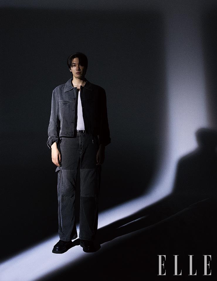 데님 세트업은 Nouvmaree. 이너 슬리브리스와 블랙 부츠는 모두 Bottega Veneta. 벨트는 Our Legacy.