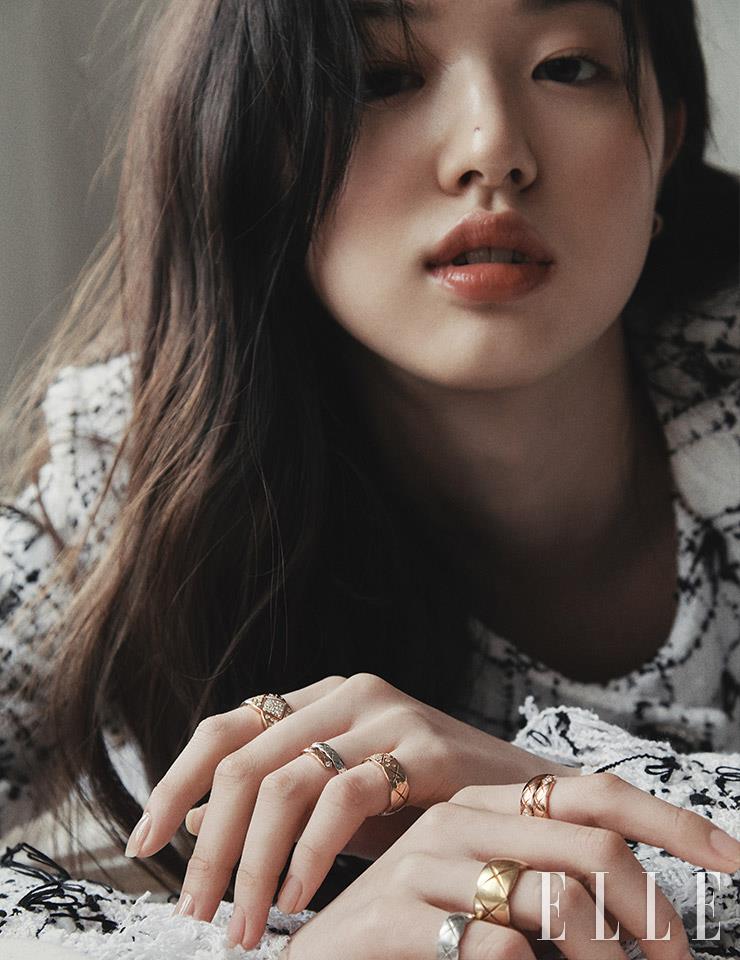 왼손 검지에 낀 다이아몬드 세팅의 베이지골드 코코 크러쉬 라지 링, 약지에 낀 두 개의 반지가 겹쳐진 듯한 베이지골드 코코 크러쉬 유앤미 스몰 링, 새끼손가락에 낀 다이아몬드 세팅의 베이지골드 코코 크러쉬 스몰 링, 오른손 검지에 낀 두 개의 반지가 겹쳐진 듯한 베이지골드 코코 크러쉬 유앤미 라지 링, 약지에 낀 옐로골드 코코 크러쉬 라지 링, 새끼손가락에 낀 화이트골드 코코 크러쉬 스몰 링은 모두 Chanel Fine Jewelry.