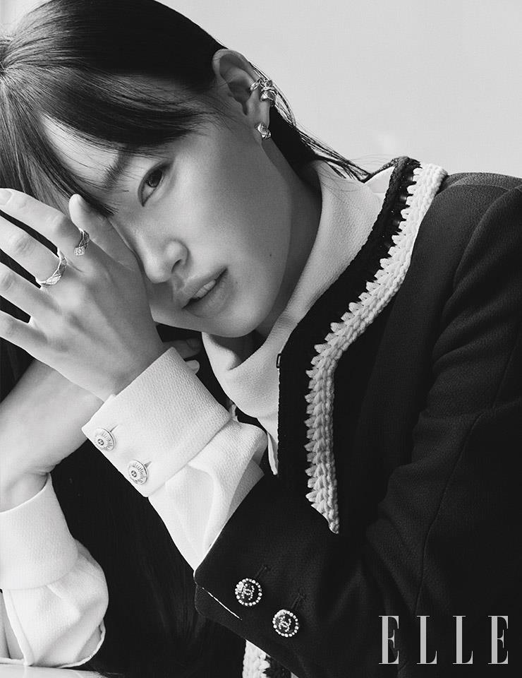 다이아몬드 세팅의 코코 크러쉬 이어커프, 다이아몬드 세팅의 코코 크러쉬 이어 커프, 코코 크러쉬 이어링, 두 개의 반지가 연결된 듯한 다이아몬드 세팅의 코코 크러쉬 링은 모두 Chanel Fine Jewelry.