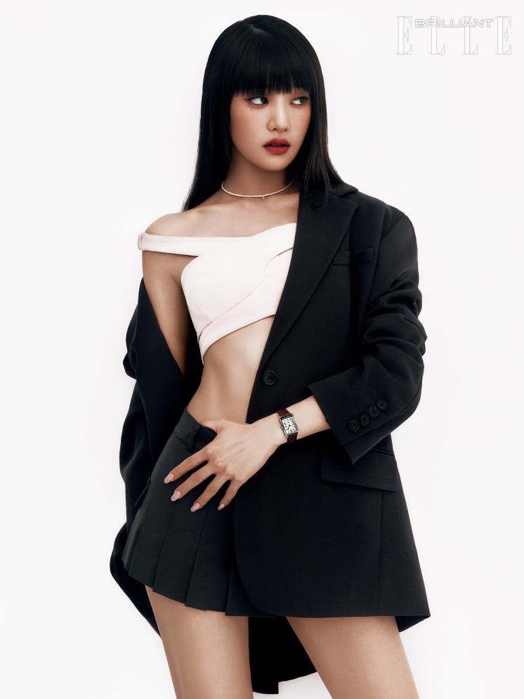 우아한 직사각형 케이스가 세련된 조화를 이루는 ‘돌체비타’ 워치는 2백만원 LONGINES. 재킷은THEROW. 베이지 톱은 JKOO. 스커트는 EENK. 이어링은 ROAJU. 네크리스는 스타일리스트 소장품. 