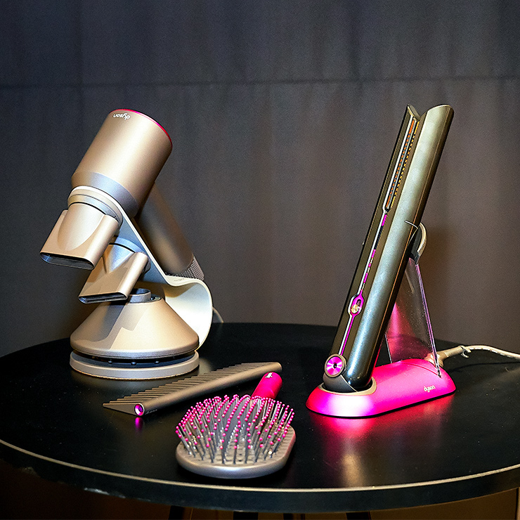 다양한 다이슨 아이템을 보여주는 디피 공간.