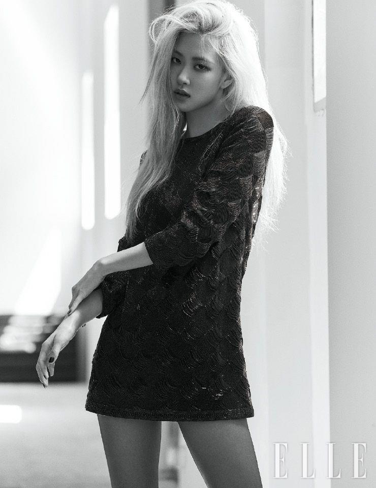 비즈 장식의 미니드레스는 Saint Laurent by Anthony Vaccarello.