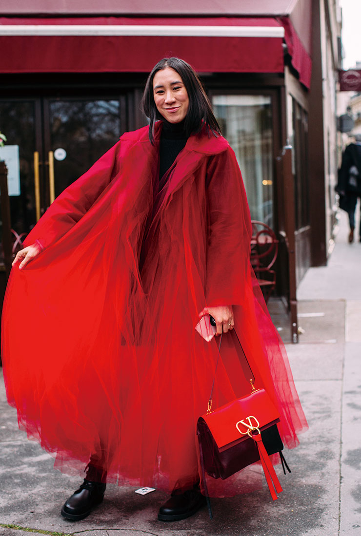 드라마틱한 샤 장식의 코트와 발렌티노 브이링 백으로 완성한 열정의 OOTD!