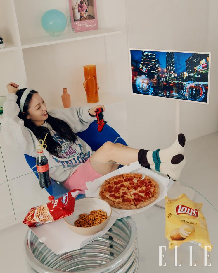 LG스탠바이미 1백 29만원. 진주 네크리스는 Vintage Hollywood. 핑크 바이커 쇼츠는 Grove. *각OTT 서비스는 별도 가입 후 구매해야 이용 가능.