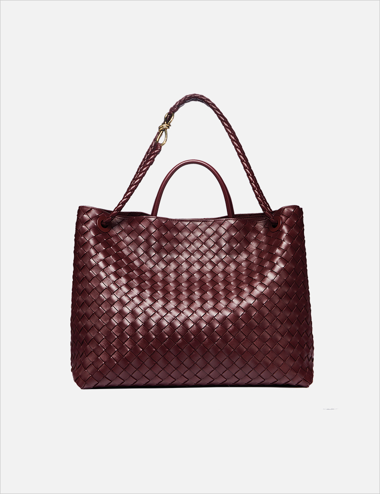 위빙 디테일에 더블 스트랩이 특징인 빅 백은 1천6만원, Bottega Veneta.
