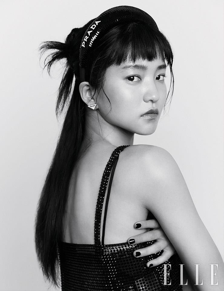 비즈 장식의 크롭트 톱과 삼각 로고 이어링, 헤어밴드는 모두 Prada.