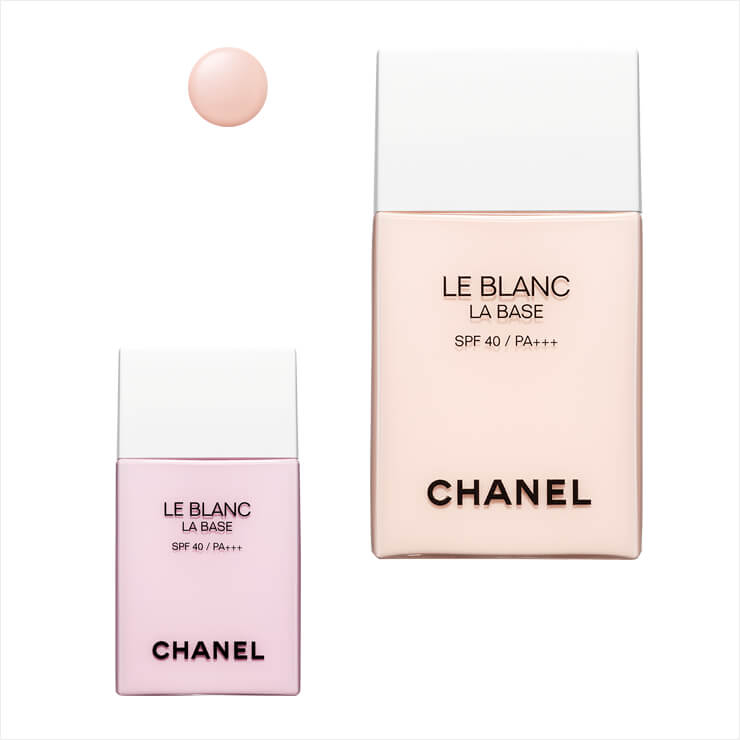 샤넬의 스테디셀러 ‘복숭아 메베’가 리뉴얼 출시됐다. 고농도의 텍스처가 피부 결 따라 촘촘하게 밀착돼 톤을 균일하게 보정하고 수분과 윤기를 부여하는 르 블랑 코렉팅 브라이트닝 메이크업 베이스, 왼쪽부터 오키드, 로제, 피치, 각 7만3천원, Chanel.