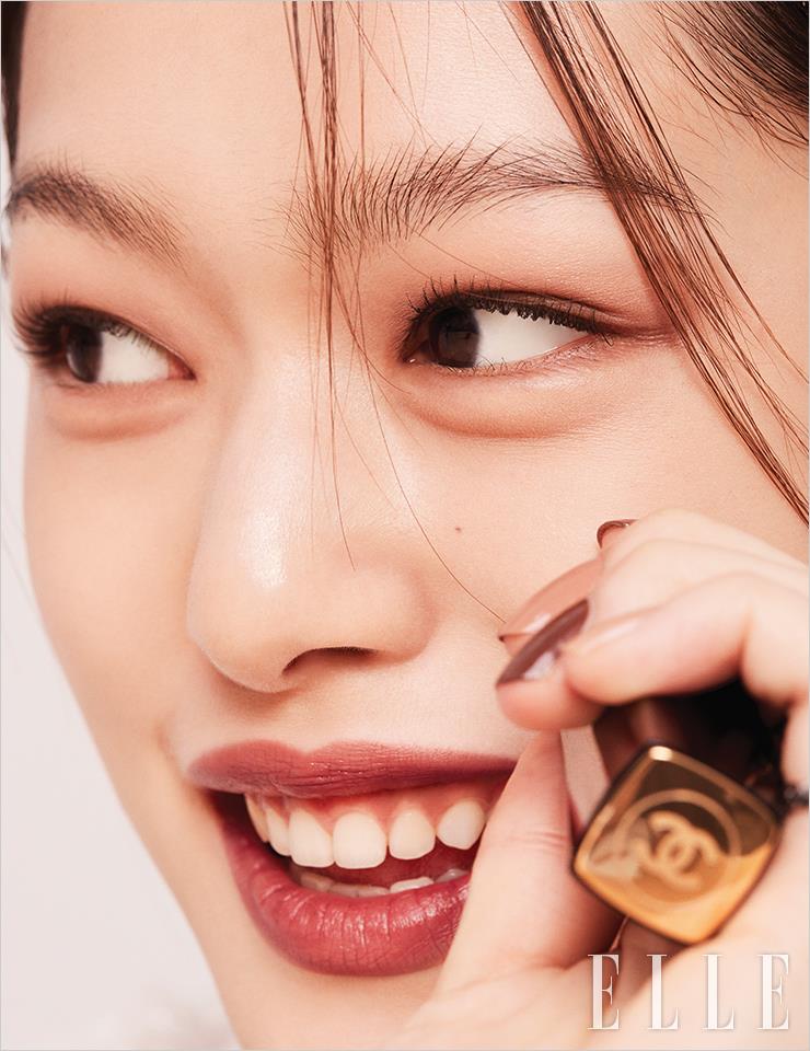 골드 언더톤의 성민에게는 레 꺄트르 옹브르, 328 블러리 모브에 든 초콜릿 브라운 계열의 섀도로 눈매에 깊이감을 주고, 골드 언더톤 계열에서 우아하게 빛나는 레드 베이지빛의 루쥬 알뤼르, 211 쉽띨을 바른다. 사용 제품은 모두 Chanel.