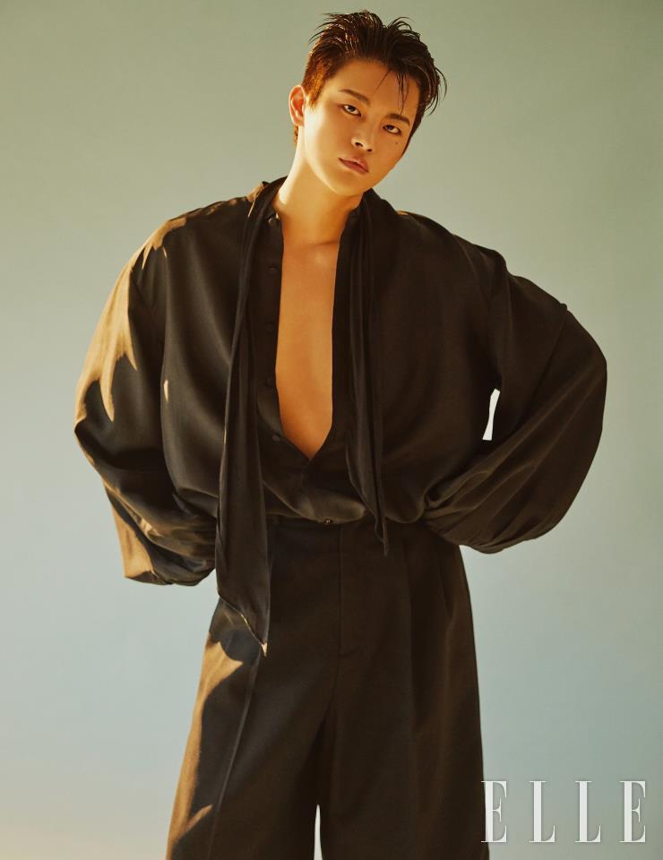  블랙 블라우스는 Kimseoryong. 쇼트팬츠는 Alexander McQueen.