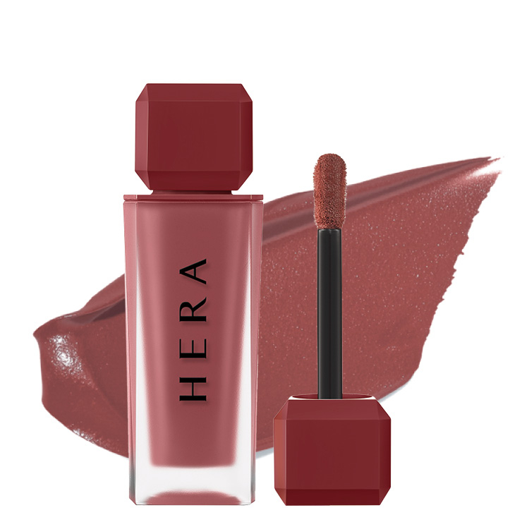 바쁘게 돌아가는 서울의 일상 속에서 하나만 발라도 따뜻하고 풍부한 로맨틱 가을 무드를 표현하기에 충분한 코코아 로즈빛. 고발색이지만 과하지 않고 자연스럽게 표현되는 센슈얼 파우더 매트, 로지 스웨이드, 3만5천원, Hera. 