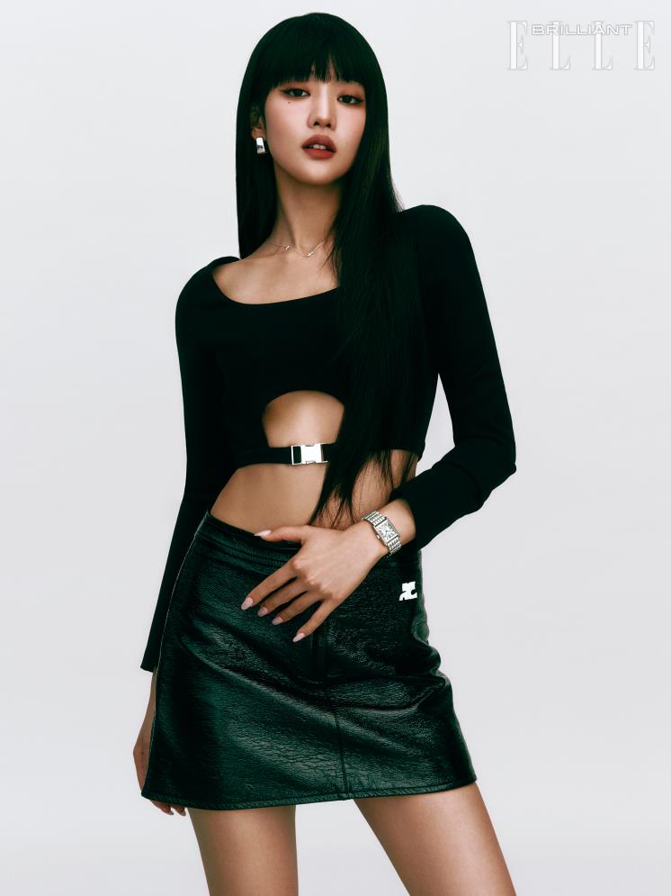 스테인리스 스틸 브레이슬릿과 우아한 직사각형 케이스가 조화로운 ‘미니 돌체비타’ 워치는 2백60만원 LONGINES. 블랙 스트랩 디테일을 더한 톱은 LEHHO. 스커트는 COURREGES. 이어링은 HAESOO.L. 네크리스는 ROAJU.