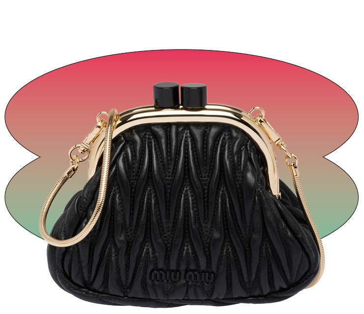 아이코닉한 마테라쎄 모티프의 벨 백은 1백61만원, Miu Miu.