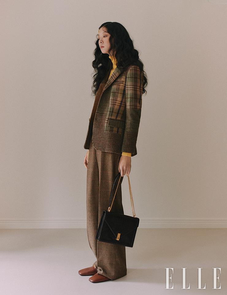 트위드 패치워크 재킷과 옐로 니트 풀오버, 울 팬츠, 캐러멜 컬러 뮬, ‘ID 엔벨로프’ 체인 백은 모두 Polo Ralph Lauren.