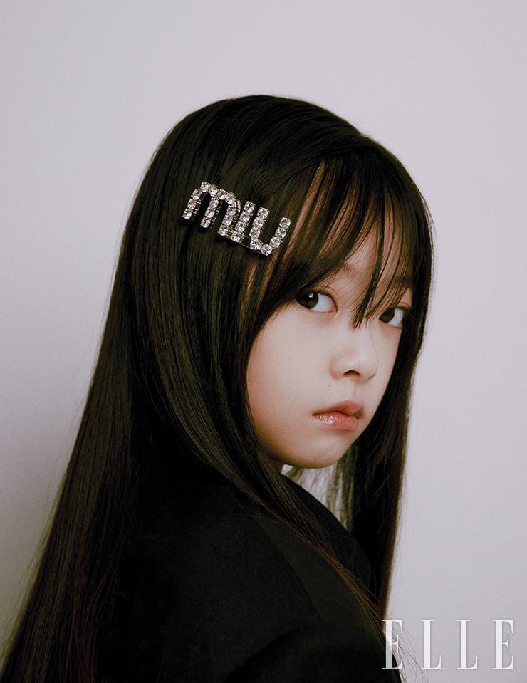 재킷은 YCH. 헤어 액세서리는 Miu Miu.
