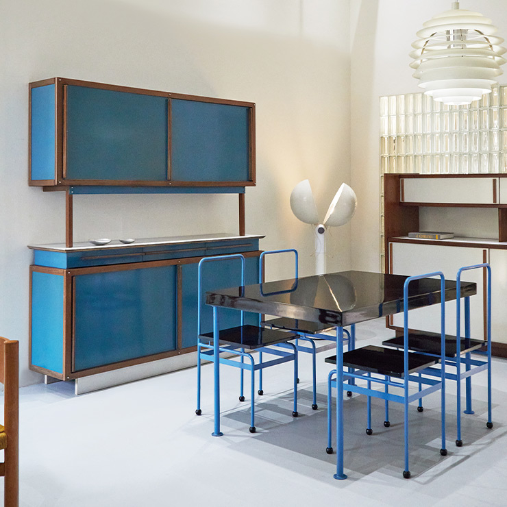 1950년대에 디자인된 앙드레 소르네의 하이보드와 야코부스 요하네스 피테르 아우드의 1979년 다이닝 세트.