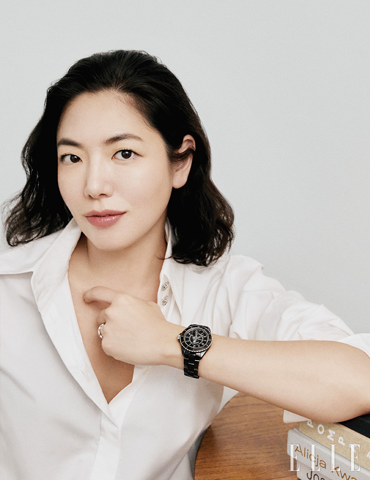  견고한 블랙 세라믹 소재의 38mm 마드모아젤 J12 라 파우자 워치는 Chanel Watches. 18K 화이트골드 코코 크러쉬 스몰 링은 Chanel Fine Jewelry.