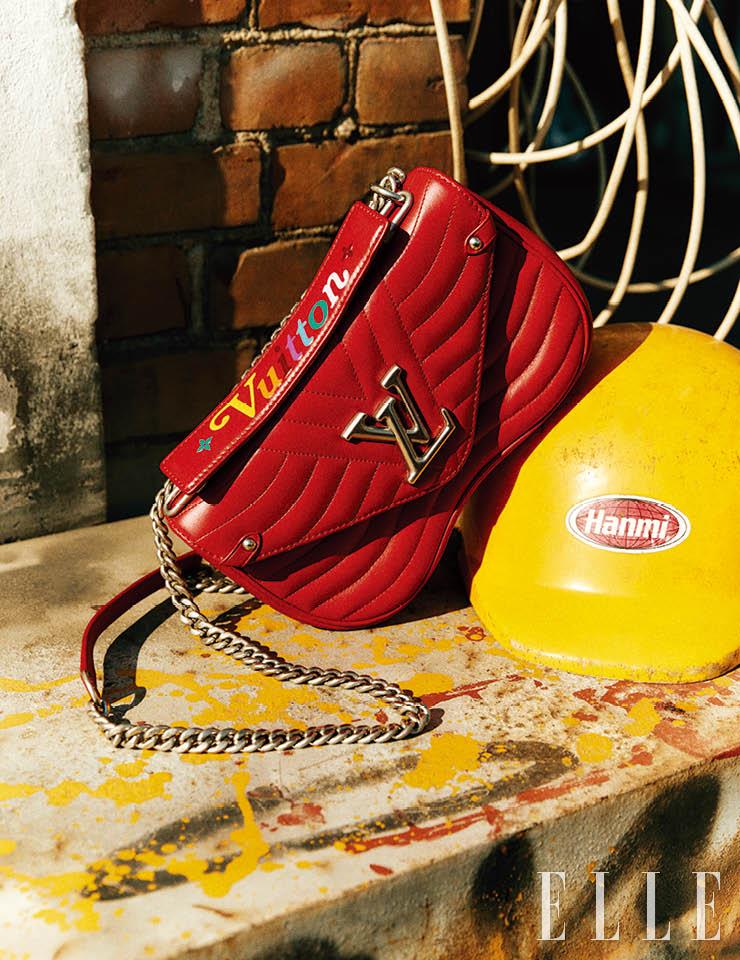 핸들에 자수 디테일을 더한 ‘뉴 웨이브’ 체인 백은 Louis Vuitton.