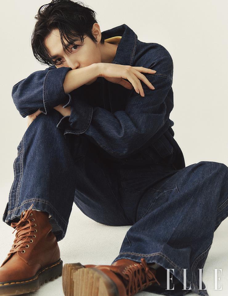  데님 재킷과 팬츠는 모두 Wooyoungmi. 이너 웨어로 입은 노란 니트는 H&M. 브라운 워커는 Dr. Martens.