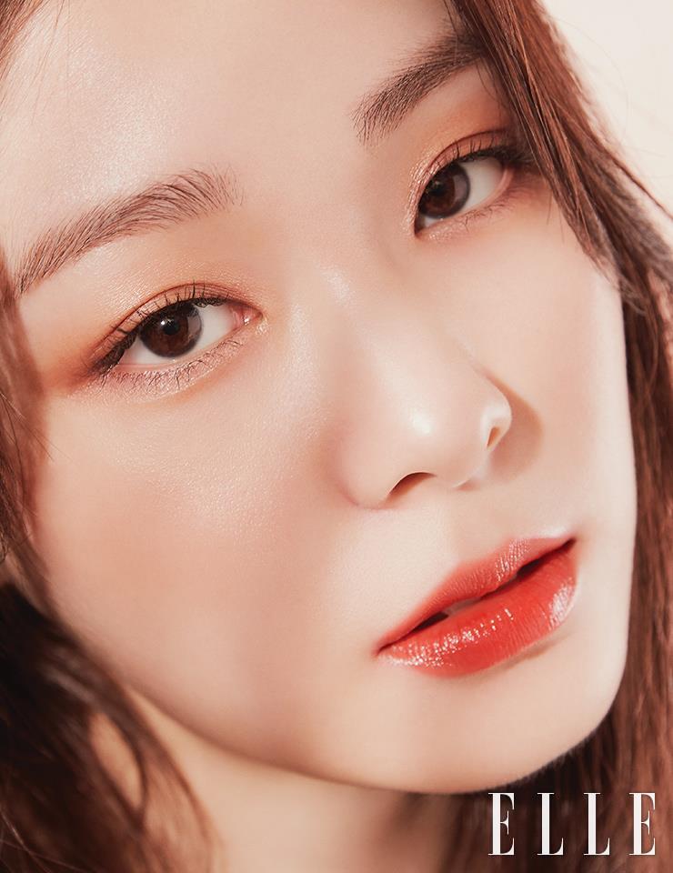 반짝이는 광채와 선명한 컬러로 물든 연아의 입술은 디올의 대표 패션 립스틱이자 샤인 아이콘인 디올 어딕트 립스틱, #744 디오라마로 연출한 것이다. 오렌지 레드 컬러로 피부 톤을 한결 환하게 연출해 주는 것이 특징. 고급스럽고 윤기 있는 피부엔 디올 포에버 꾸뛰르 루미나이저 - 디올리비에라 리미티드 에디션, #002 핑크 리비에라를 얼굴 전체에 가볍게 터치했고, 눈가는 디올 5 꿀뢰르 꾸뛰르 - 디올리비에라 리미티드 에디션, #479 바야데르의 샴페인 코퍼와 피치 핑크 컬러를 레이어드해 우아하고 관능적인 메이크업을 완성했다. 사용 제품은 모두 Dior Beauty.