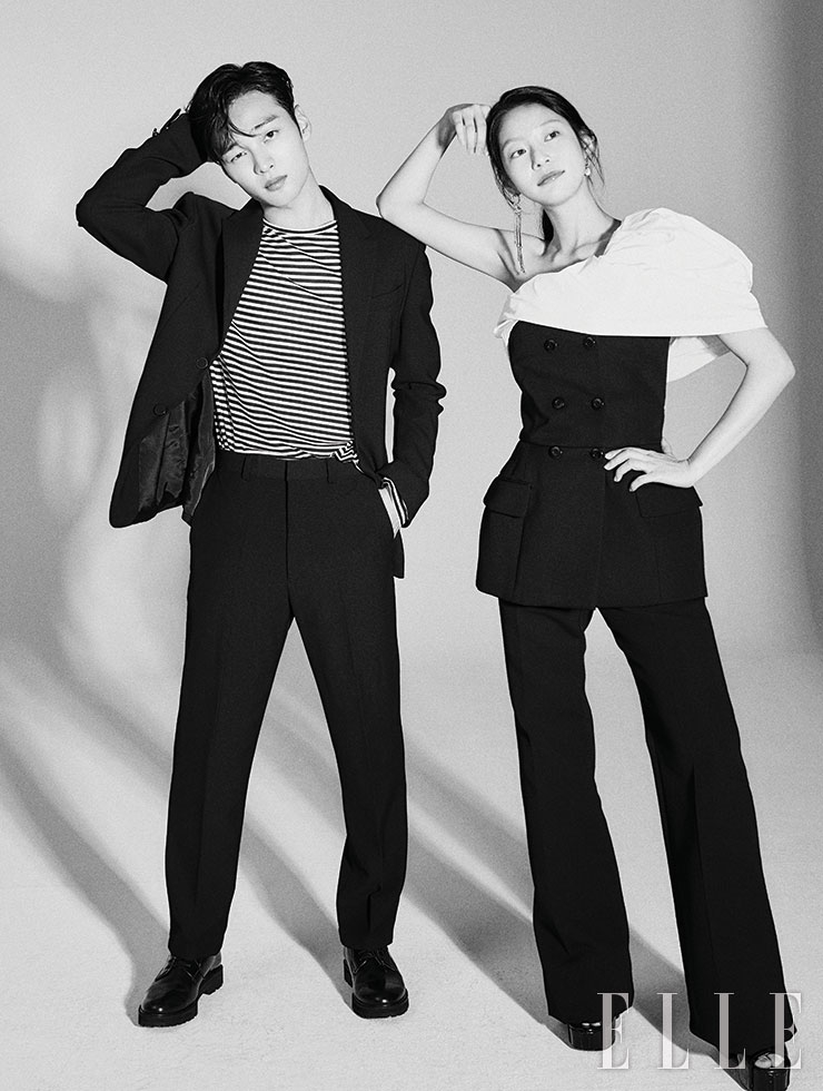 김민재가 입은 블랙 수트는 System Homme. 스트라이프 티셔츠는 스타일리스트 소장품. 슈즈는 Bananafit. 공승연이 입은 원 오프숄더 톱과 뷔스티에, 테일러드 팬츠, 오픈 토 슈즈는 모두 Givenchy. 