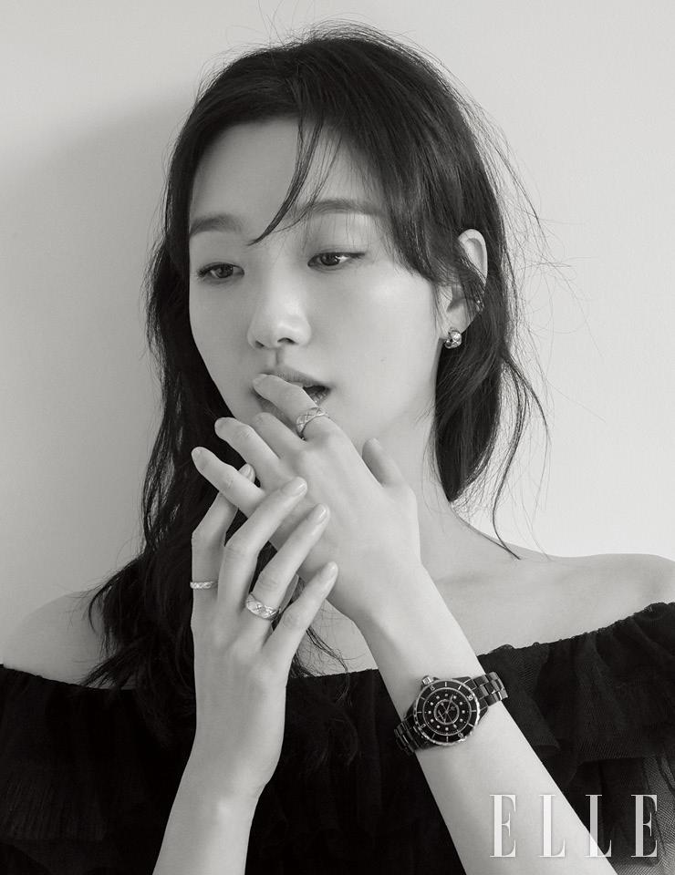  초정밀 쿼츠 무브먼트의 12개 다이아몬드 인디케이터가 세팅된 블랙 J12 워치, 두 번째 손가락의 18K 코코 크러쉬 스몰 사이즈 링, 오른손 두 번째 손가락의 18K 코코 크러쉬 미니 사이즈 링과 네 번째 손가락의 스몰 사이즈 링, 18K 옐로골드 코코 크러쉬 이어링, 커프 형식의 코코 크러쉬 이어링은 모두 Chanel Watches & Fine Jewelry.