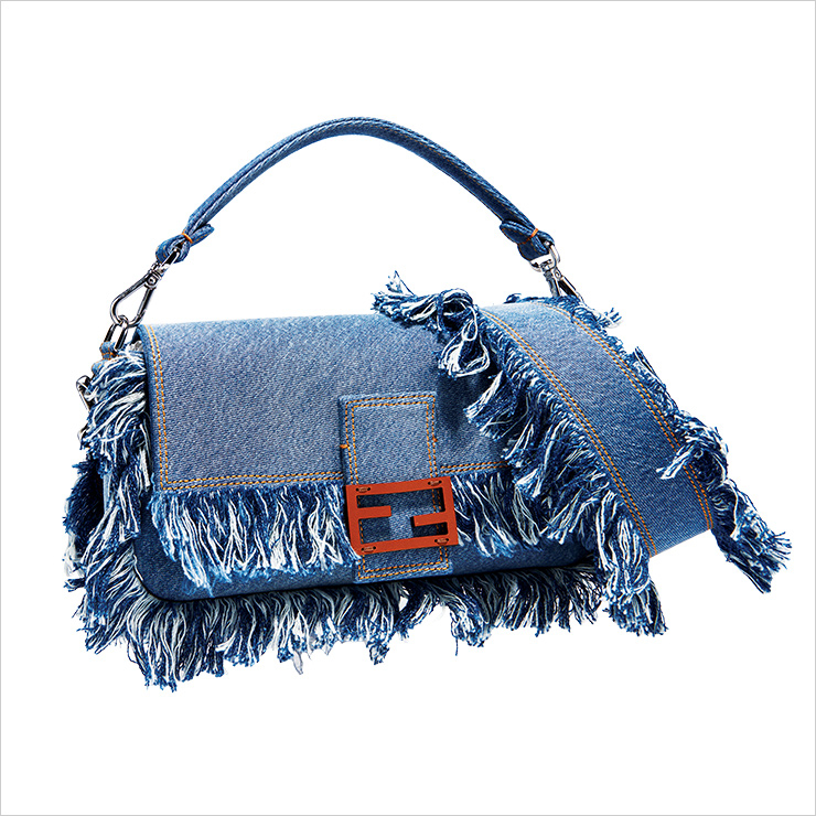 로고가 돋보이는 데님 바게트 백은 가격 미정, Fendi.