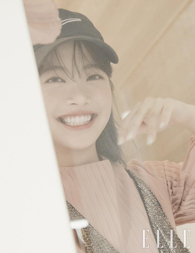 주얼 장식의 플리츠 드레스는 Ports 1961. 블랙 볼 캡은 Nike.