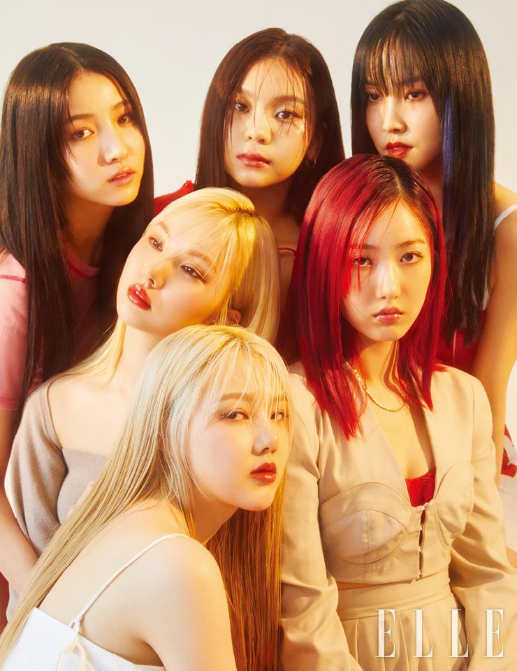 (왼쪽 위부터) 소원이 입은 레드 스티치 메시 티셔츠는 Moonsun. 엄지가 입은 레드 컬러의 플루이드 드레스는 Romanchic. 작은 금속 링 귀고리는 Movvin. 유주가 입은 프린트 저지 드레스는 Moonsun. 은하가 입은 스퀘어넥 톱은 COS. 신비가 입은 뷔스티에 디테일의 재킷은 YCH. 이너웨어로 입은 레드 레이스 브라톱은 4 Moncler Simone Rocha. 스네이크 체인 네크리스는 Movvin. 예린이 입은 스파게티 스트랩 드레스는 Eenk. 