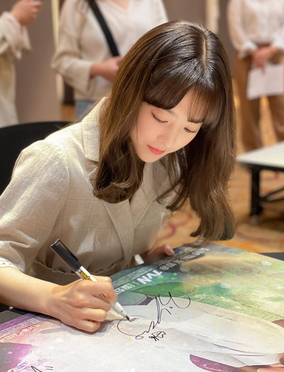 @boyoung0212_official, @parkboyoung___
