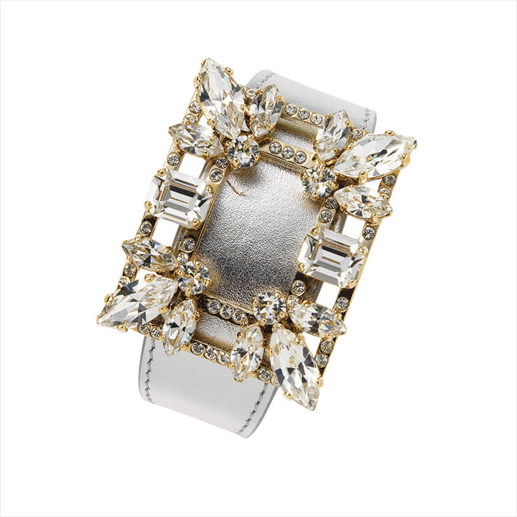 주얼 장식의 뱅글은 70만원, Roger Vivier.