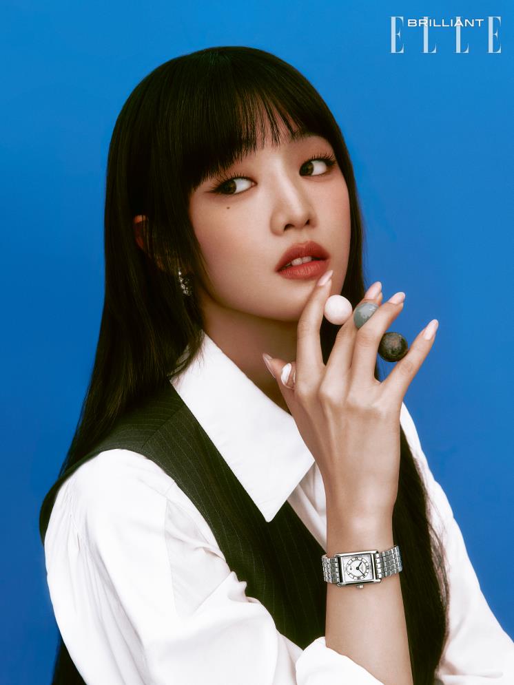 스테인리스 스틸 케이스와 브레이슬릿이 모던하고 세련된 느낌을 자아내는 ‘미니 돌체비타’ 워치는 2백60만원 LONGINES. 화이트 셔츠는 LEEY.LEEY. 블랙 베스트는 MA JOURNEE. 이어링은 SOO-SOO. 