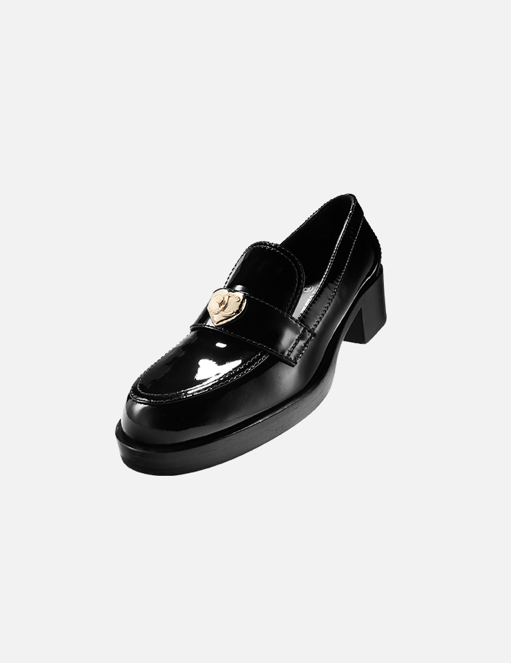 페이턴트 카프스킨 로퍼는 가격 미정, Chanel.