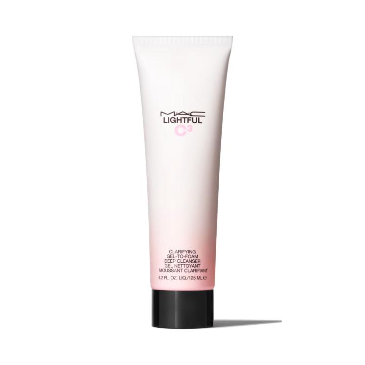 맥 라이트풀 C3 클래리파잉 젤-투-폼 딥 클렌저 - 마른 얼굴에 젤을 문지르고 물을 더하면 거품이 생긴다. 이차 세안 필요 없이 한 번에 클렌징이 끝나며 비타민 C 함유. 125mL 4만 2천 원.